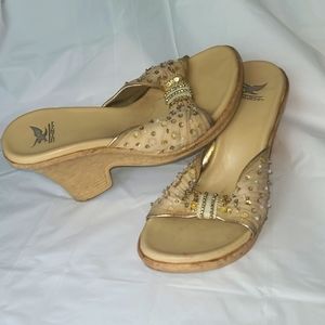 VTG 90's - SHIEKH - Beige/Tan Embellished Wedge Slide Mule Sandals - Sz 7.5